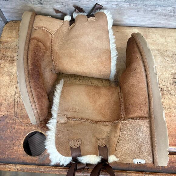 UGG Bailey Bow Suede Boots Girls 4 Inside Fur is in good condition, Front of Sho - Picture 4 of 9